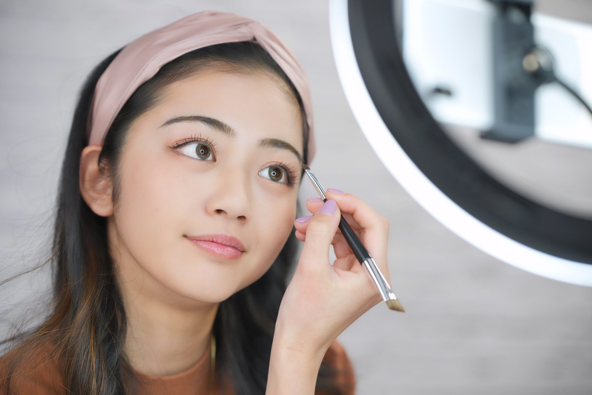 化粧のライブ配信をしている女性のイメージ