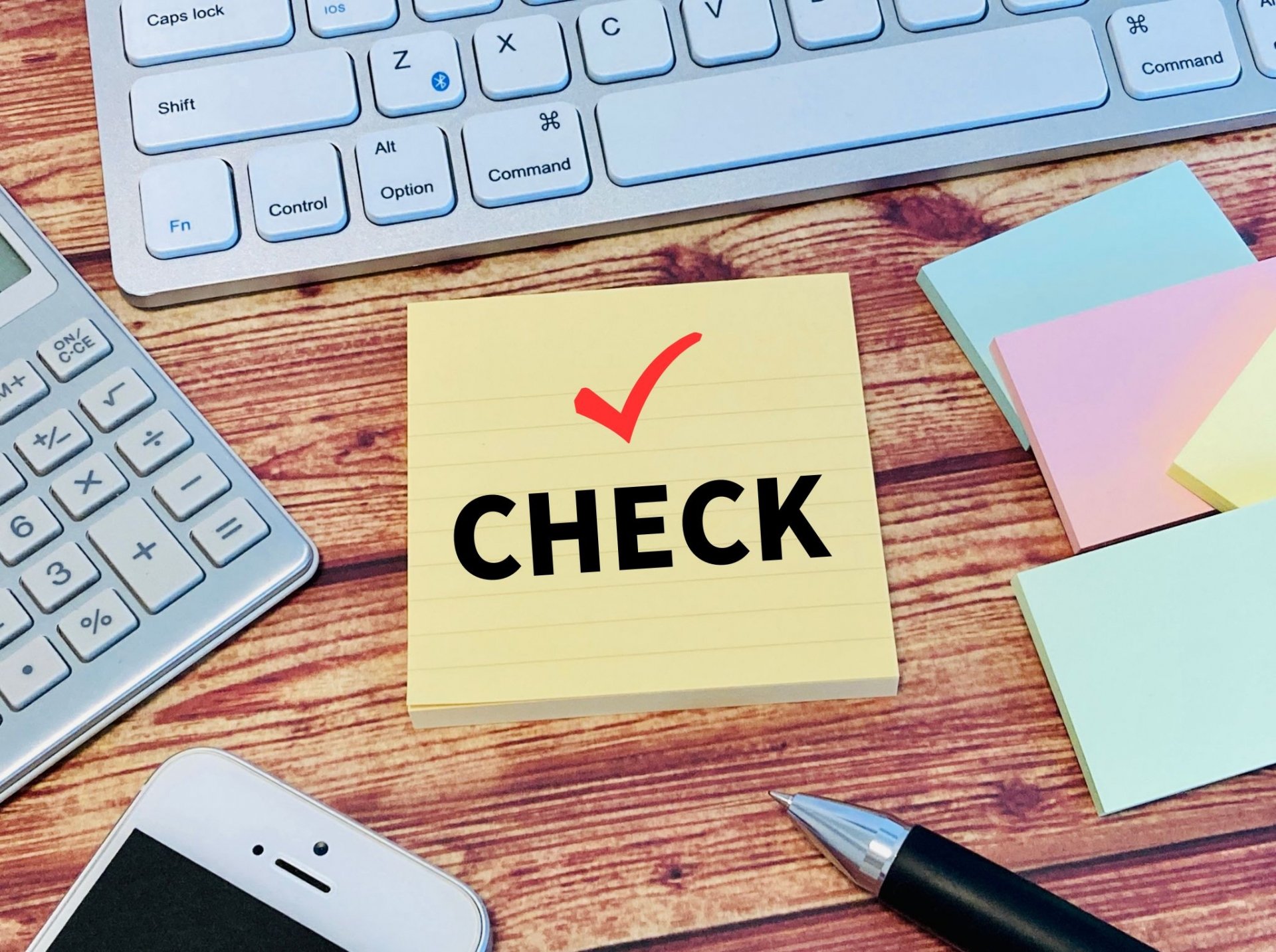 CHECKと書かれた付箋のイメージ