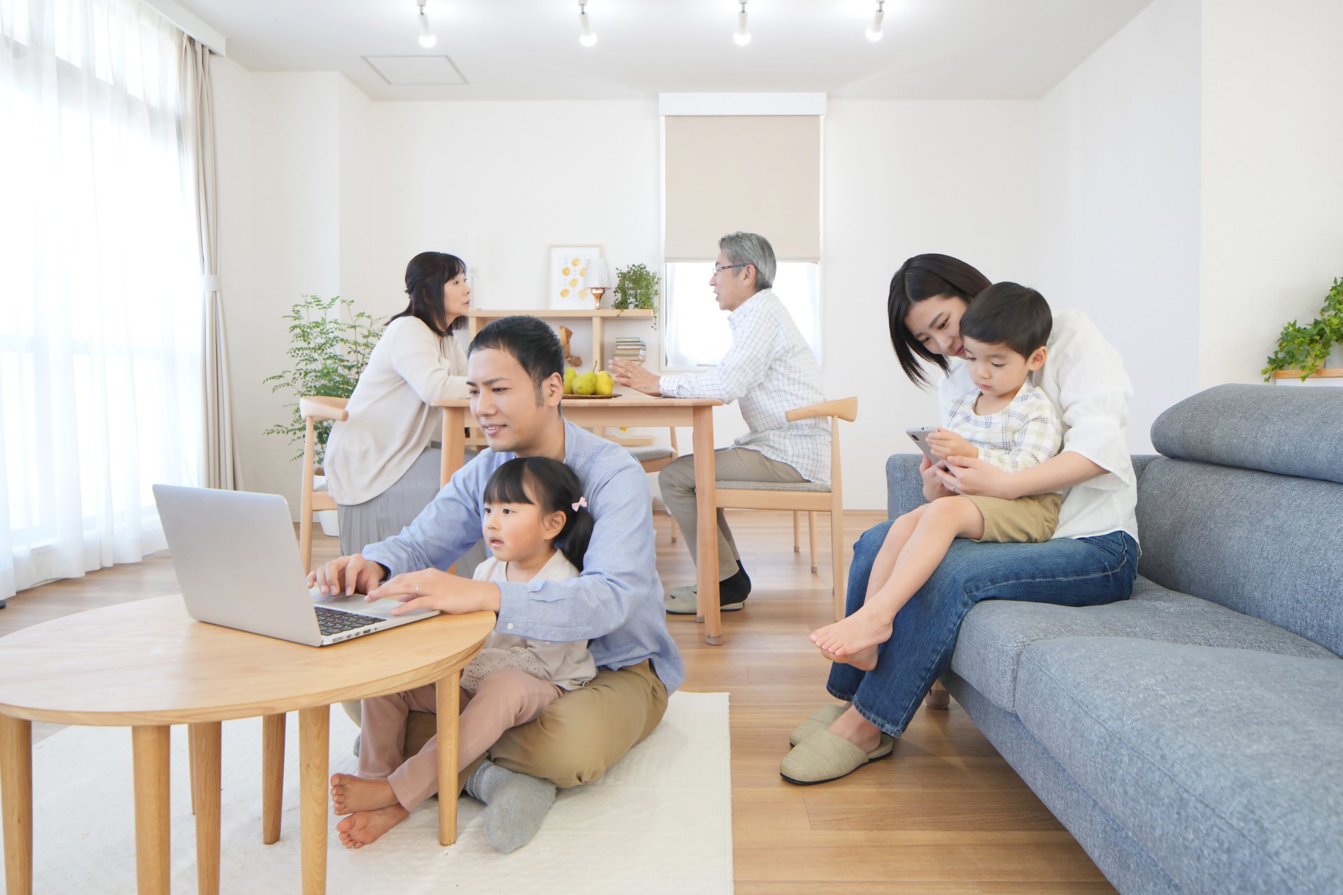 スマホやパソコンを使っている家族